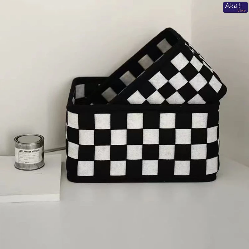 Черно-белая клетчатая корзина  – обзор и цена Cosmetic Bags